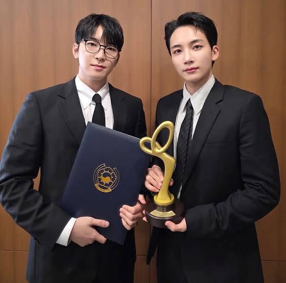 Jeonghan & Wonwoo Accept SEVENTEEN’s Presidential Commendation at the 2025 Korea Popular Culture & Arts Awards