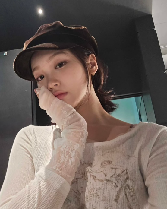 LE SSERAFIM チェウォン　SCULPTOR Layered Tee SCULPTOR Triple Lace Layered Tee (LE SSERAFIM CHAEWON) - SCULPTOR