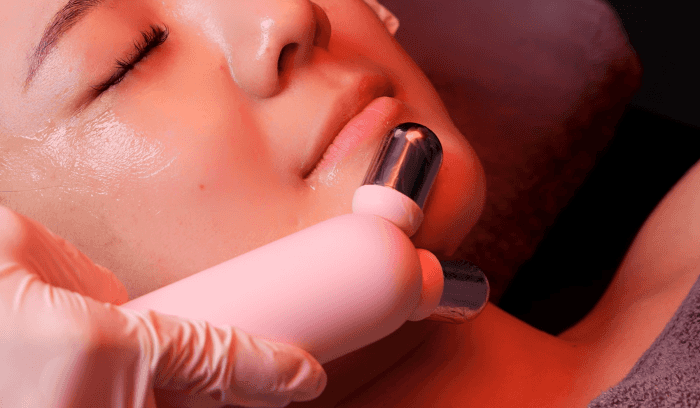 MEDICUBE AGE-R BOOSTER V ROLLER (BEAUTY DEVICE)